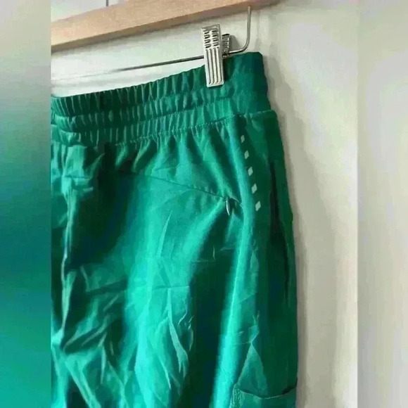 Barco One Scrub Set - 5 Pocket Top XS and Jogger Pants S  EUC Hunter Green - Picture 16 of 16